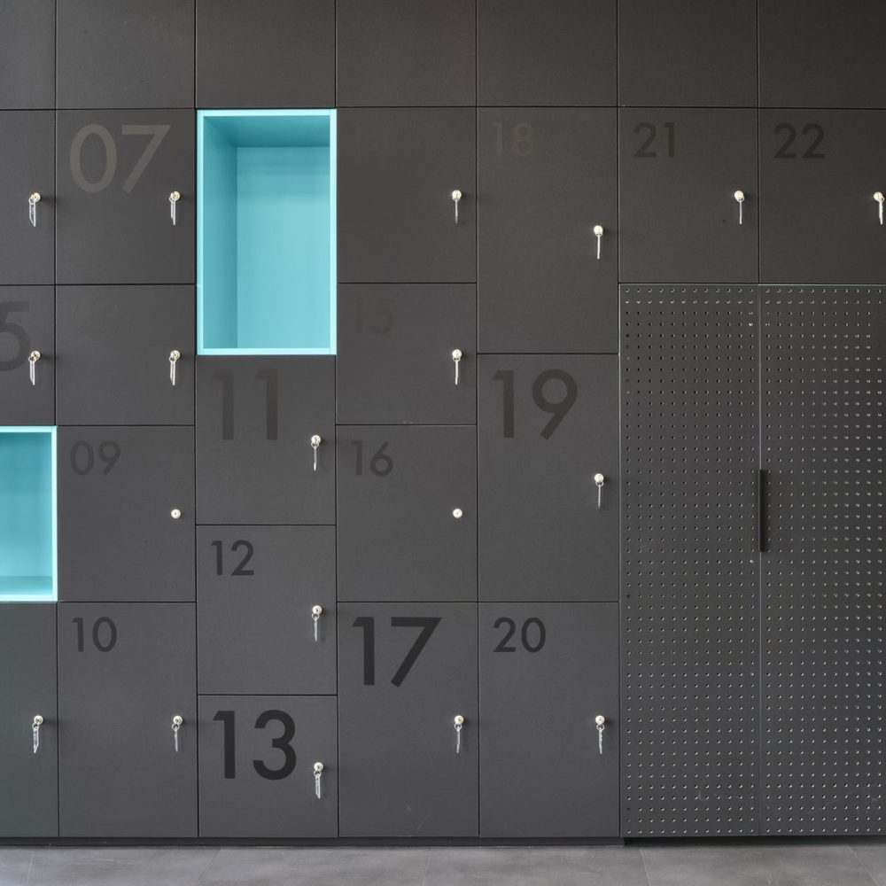 Trennwände und Spinde (Cubicles and Lockers)