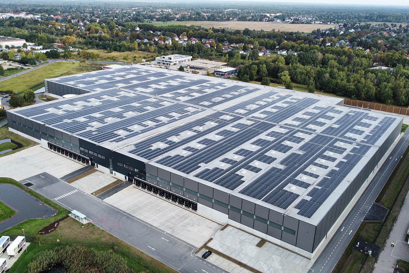 Logistics building with full-coverage PV system