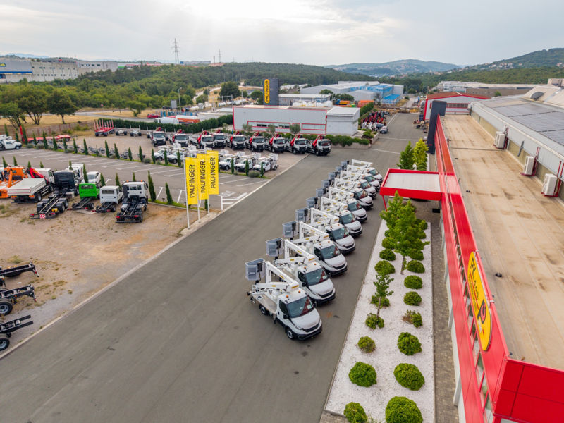 Handover of 27 PALFINGER TEC cranes and aerial work platforms to HEP ODS