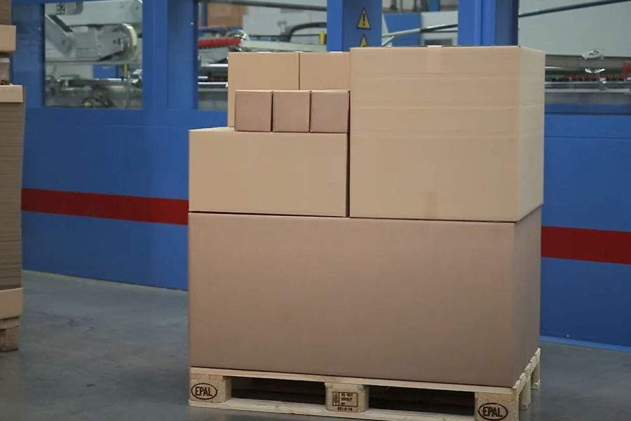 Modulboxen auf Palette für mehrteilige Produkte