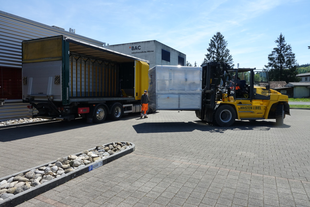 Versand: Maschine wird per Stapler auf Lastwagen verladen
