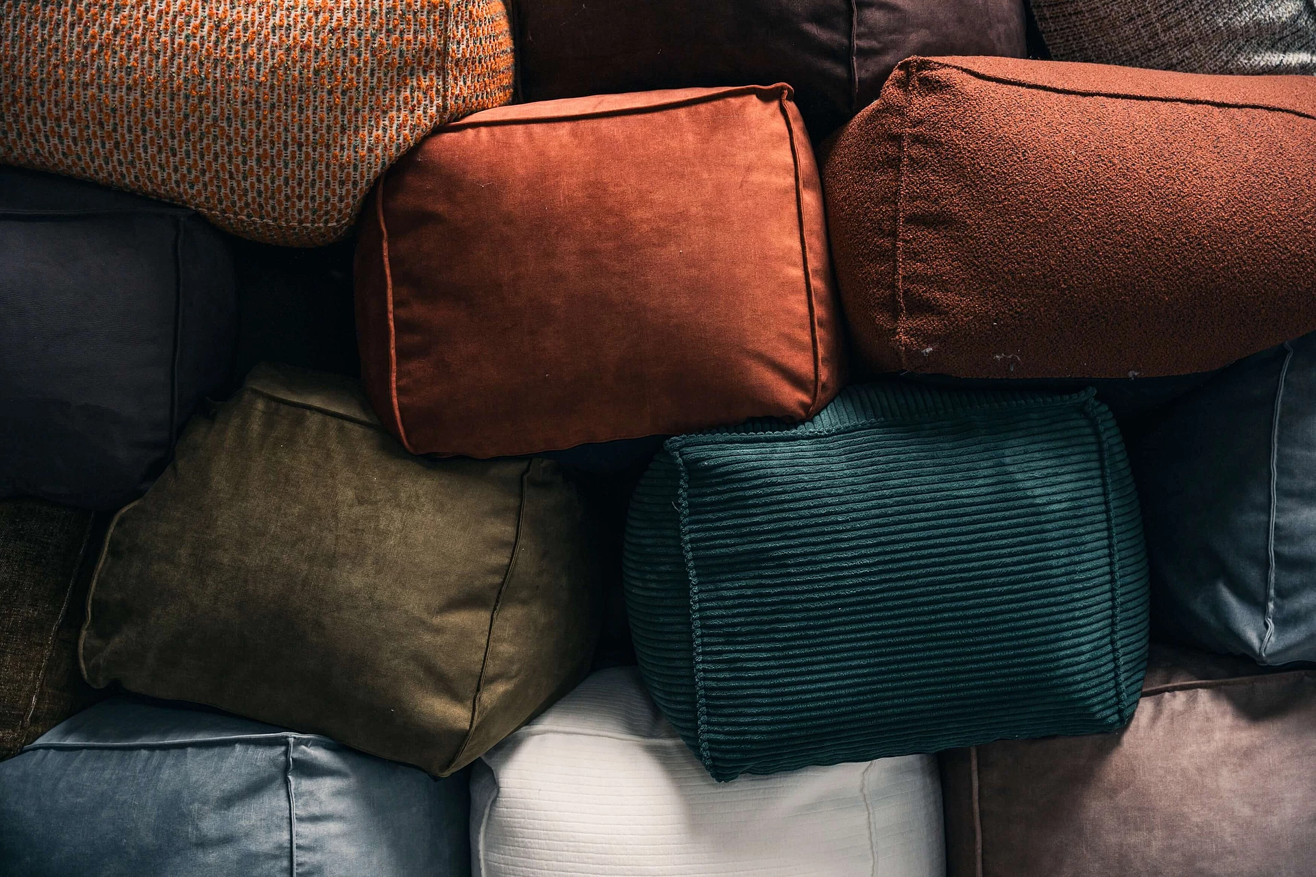 Hocker mit unterschiedlichen Bezugsvarianten