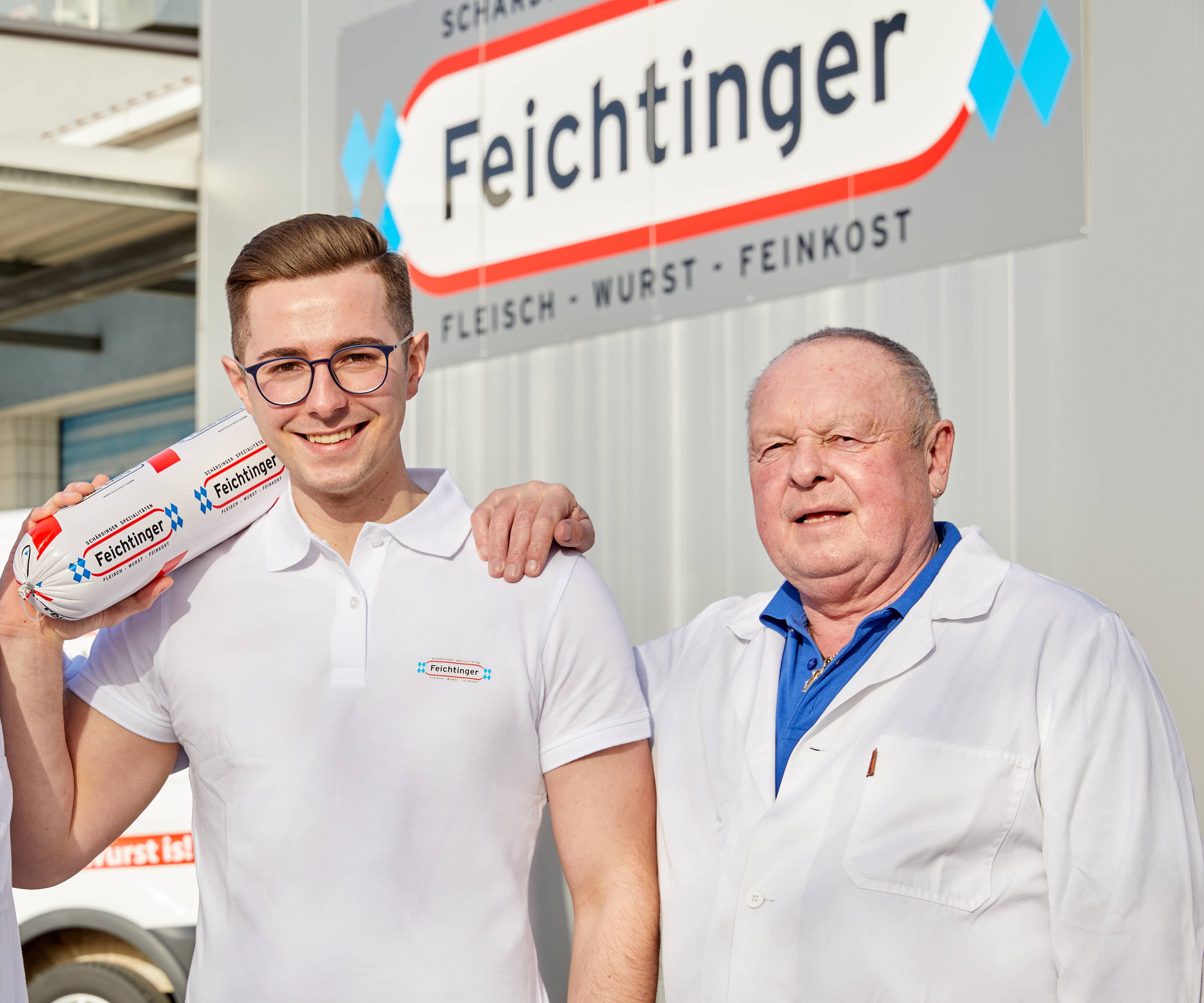 Julian und Hans Feichtinger vor dem Feichtinger-Betrieb