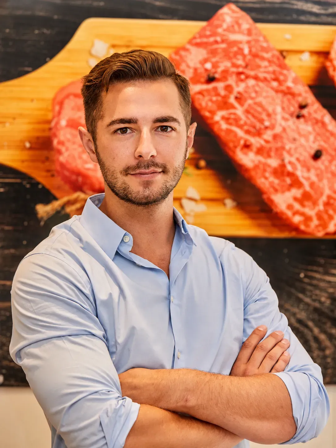 Julian Feichtinger vor der Fleischtheke