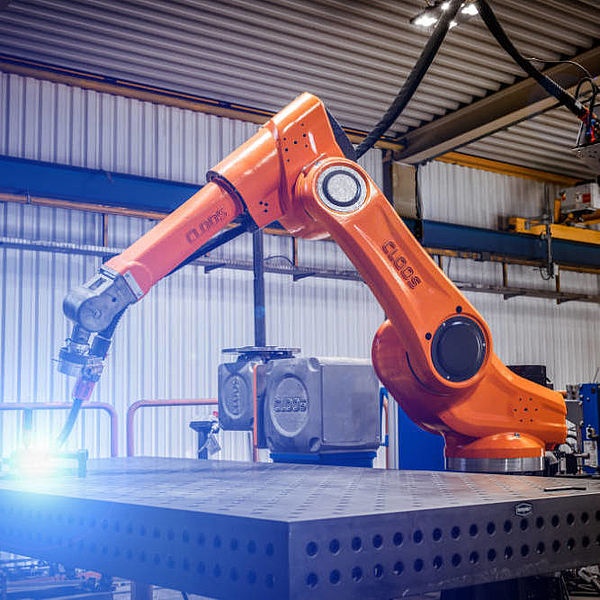 Robotic welding with CLOOS 8-axis system