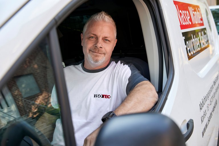 Handwerker im Einsatzfahrzeug